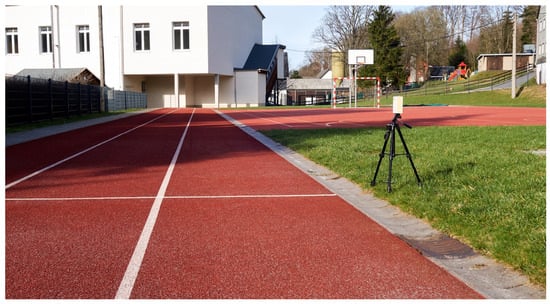 Premium Photo  Measuring the running speed of an athlete using a  mechanical stopwatch. hand with a stopwatch on the background of the legs  of a runner.